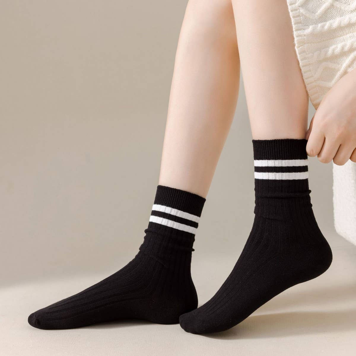 NEW VERTICAL STRIPED COLLEGE STYLE MID-TUBE SOCKS_CWMS1356